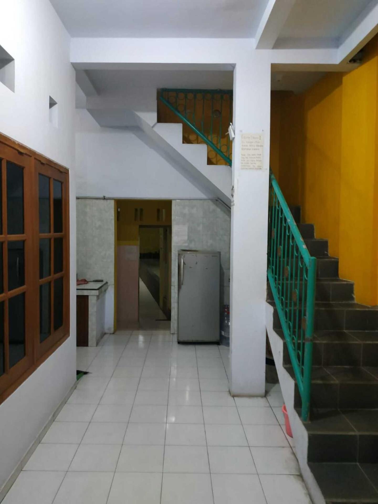 Spot On 93621 Kost Bu Tutik Syariah Hotel Lawang Exterior photo